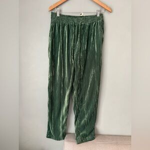 The Korner/ Anthropologie green velvet pants. Women’s size 6. Great condition!